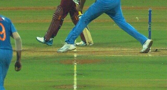 आपको बता दें कि अश्विन ने T-20 वर्ल्ड कप के सेमीफाइनल में एक नोबाल फेंकी थी जिस पर मैन ऑफ द मैच लैंडल सिमंस को जीवनदान मिला था.