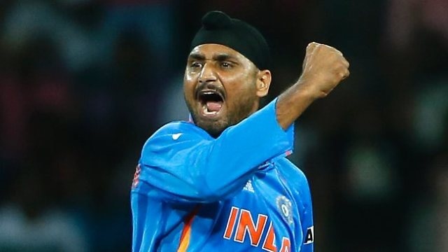 Harbhajan Singh revealed that he left out of team india without any explanation MS Dhoni did not give response to him Know in detail  Harbhajan Singh on MS Dhoni: हरभजन ने धोनी पर लगाया बड़ा आरोप, कहा- टीम से बाहर करने का कारण नहीं बताया