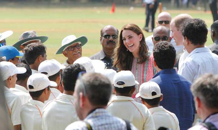 इस राजसी जोड़े ने एनजीओ के लिए क्रिकेट बैट पर आटोग्राफ दिए और बाद में स्थानीय चैरिटी अपनालय के बच्चों के साथ मुंबई का ओपन बस टूर किया.