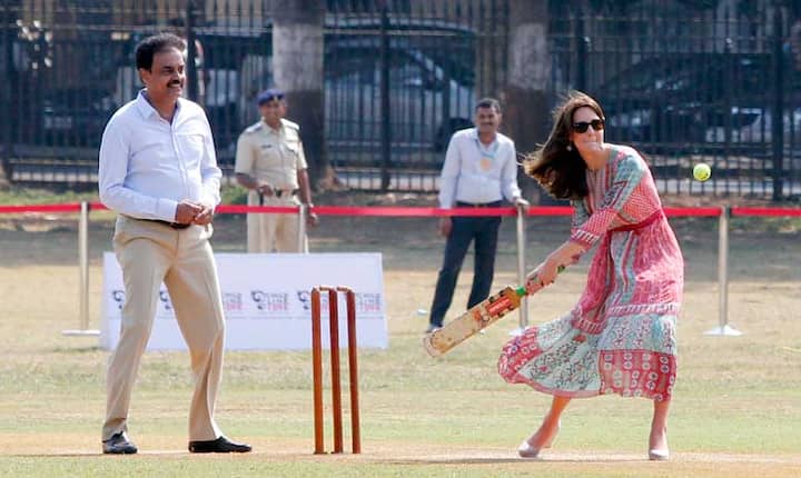  इसके बाद केट ने कुछ धीमी गेंद खेली. तेंदुलकर ने इसके बाद विलियम के क्रिकेट कौशल की तारीफ की.