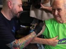 OMG! दुनिया के सबसे बुजुर्ग इंसान शख्स ने बनवाया टैटू