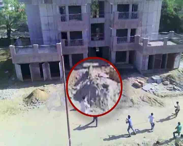 तेंदुआ की सूचना मिलते ही वन विभाग की टीम मौके पर पहुंचे और सर्च ऑपरेशन चलाया. 