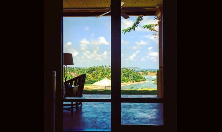 वैसे तो वे वहां शूटिंग के लिए ही गई हैं.