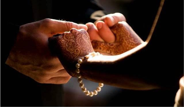 खबरों की मानें तो पाकिस्तान के पंजाब प्रांत में शादियों में अब एक पकवान से ज्यादा नहीं परोसा जा सकेगा. केवल इतना ही नहीं अब शादियों में आतिशबाजी नहीं होगी और दहेज पर भी पूरी तरह से पाबंदी लगा दी गई है.