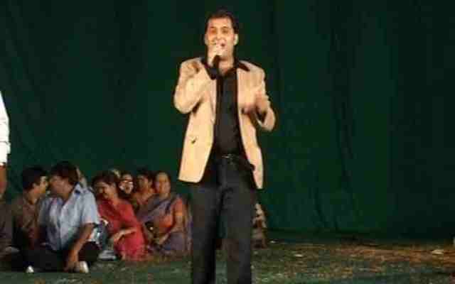 अपनी माशूका के हाथों मोहब्बत में चोट खाने वाले कपिल शर्मा ने इस दर्द को तो हंसते – हंसते सह लिया था लेकिन उनके अहसास को उस चोट के दर्द ने हिला कर रख दिया जब उनके पिता ने वक्त से पहले ही दुनिया को अलविदा कह दिया था. वो साल 2004 था जो कपिल औऱ उनके परिवार पर किसी कयामत की तरह गुजरा था. दिल्ली के सफदर जंग अस्पताल में कपिल शर्मा के पिता जितेंद्र कुमार शर्मा ने अंतिम सांसे ली थी. दरअसल कपिल के पिता को कैंसर हो गया था लेकिन जब तक इस बीमारी के बारे में उनके परिवार को पता चलता तब तक काफी देर हो चुकी थी.