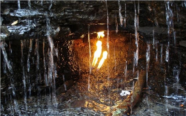 कुछ लोगों के मुताबिक यह लौ उस समय बुझेगी, जब धरती पर महाप्रलय जैसी कोई आपदा आने वाली होगी. इस झरने को देखने के लिए यहां पर्यटकों और श्रद्धालुओं का तांता लगा रहता है. आगे की स्लाइड में जानें क्या है इसका सच?