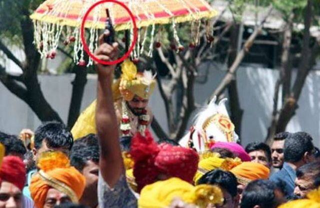 इन तस्वीरों में आप साफ देख सकते हैं कि कैसे क्रिकेटर रविन्द्र जडेजा भी खुद को बचाने के लिए झुकते हुए नजर आ रहे हैं.
