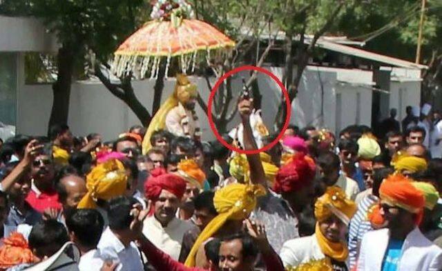 खबरों के मुताबिक जडेजा की शादी में बरातियों ने 6 राउंड हवा में फायर किया.