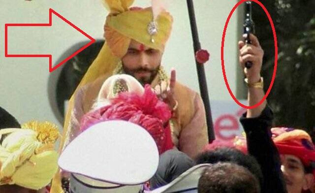 आपको बता दें कि इस मौंके पर रविन्द्र जडेजा फायरिंग करने वाले शख्स से महज कुछ इंच पर ही मौजूद थें.