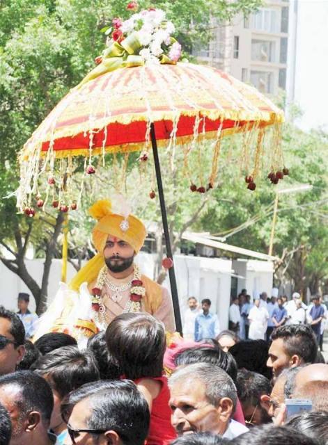 जडेजा की शादी में भारतीय टीम के और गुजरात की टीम से कई खिलाड़ियों के शामिल होने की खबरें हैं. 