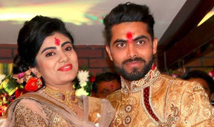 संगीत संध्या के दौरान जडेजा को तलवार के साथ नाचते हुए देखा गया. 