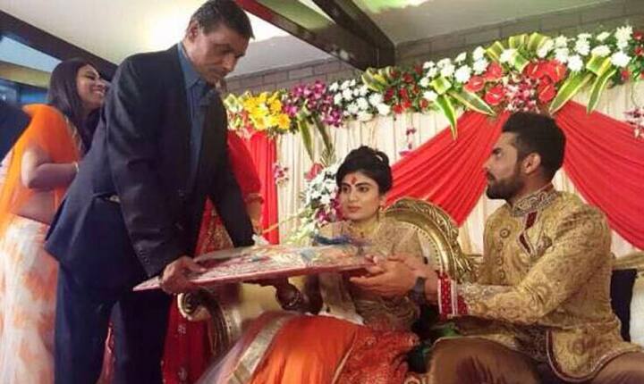 इसमें उन्हें मेहमानों के सामने तलवार चलाते हुए देखा जा सकता है.