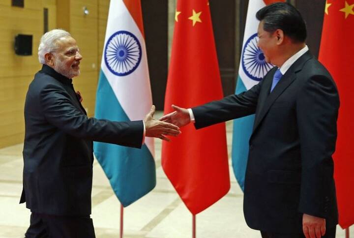 100 से अधिक चीनी वैज्ञानिक इस काम में लगे हैं. चीन लंबे वक्त से भारत और बांग्लादेश को भरोसा दिलाता रहा है कि उसके द्वारा बांध बनाए जाने से इन देशों के पानी पर फर्क नहीं पड़ेगा लेकिन पर्यावरणविद इसे हकीकत नहीं मानते. चीन की ये नई योजना कितनी खतरनाक है इसका अंदाजा इस बात से लग जाता है कि वह नदी के बीच में एक आईलैंड भी बनाना चाहता है जहां कई तरह के प्रयोग किए जाएंगे साथ ही सुरंग संबंधी काम भी किया जाएगा.