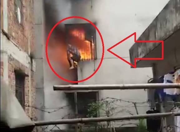 गुआंगझो में आग में फंसे इस शख्स का वीडियो क्लिप वायरल हो गया है, जिसमें दिखाया गया कि इसे बचाने के लिए कोई नहीं जा रहा है.