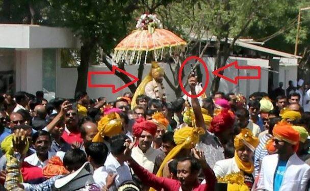खबरों की मानें तो पुलिस ने जडेजा की शादी के जश्न में एक व्यक्ति द्वारा हवा में गोलियां चलाने के मामले में जांच शुरू कर दी. घटना में कोई भी घायल नहीं हुआ था.