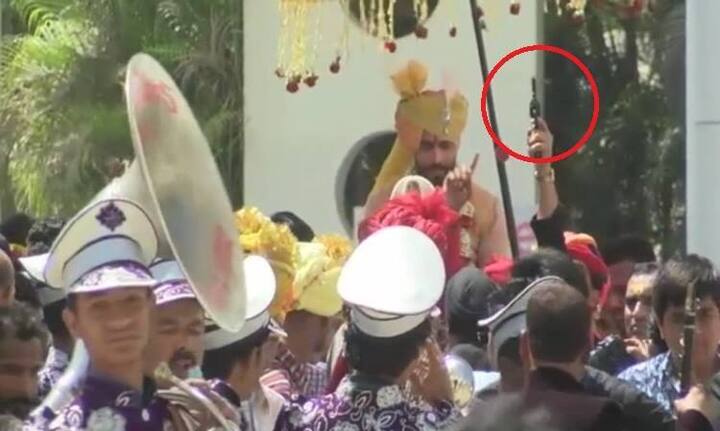 पुलिस ने कहा कि आत्मरक्षा के मामलों को छोड़कर किसी लाइसेंसी हथियार से भी गोली चलाना गैर कानूनी है. पुलिस ने इसका पता लगाने के लिए पहले ही जांच शुरू कर दी है कि गोली चलाने में इस्तेमाल पिस्तौल लाइसेंसी थी या नहीं.