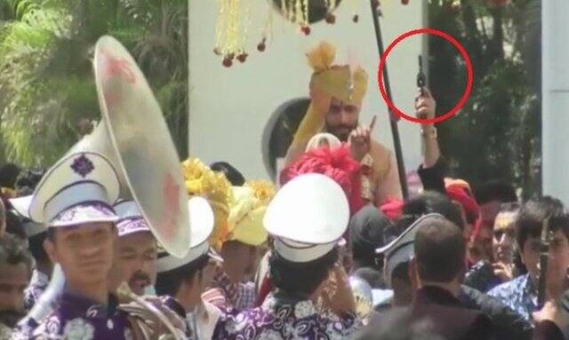 खबरों के मुताबिक जडेजा की शादी में बरातियों ने 6 राउंड हवा में फायर किया.