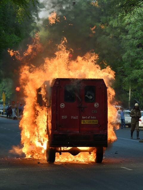हालांकि आग के पीछे की वजह का अभी पता नहीं चल पाया है.