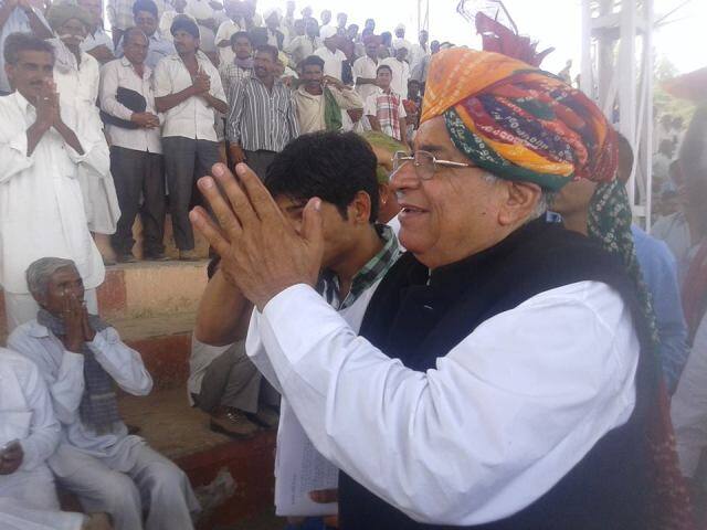 देशमुख ने बताया कि आरोपी घटना के बाद फरार हो गया. खरथाराम को गिरफ्तार कर लिया गया है और उसके साथ आए प्रेमाराम भादू नामक व्यक्ति को हिरासत में ले लिया गया है. खरथाराम को पकड़ने के लिए अभियान चलाया गया था.