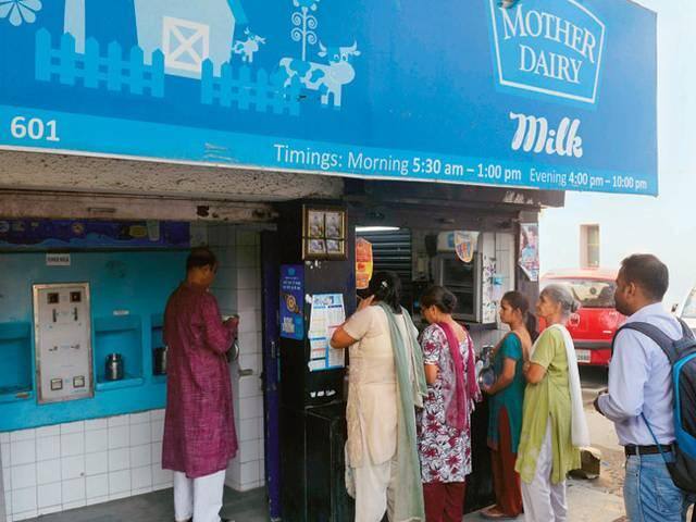 Despite the arrival of Patanjali in Dairy Sector, Mother Dairy will not reduce the cost of milk पतंजलि के डेयरी सेक्टर में आने के बावजूद मदर डेयरी नहीं घटाएगी दूध के दाम