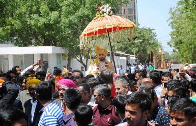 आपको बता दें कि टीम इंडिया के हरफनमौला खिलाड़ी रविन्द्र जडेजा के बारात के दौरान कुछ ऐसा हुआ जो ना केवल विवादों का केंद्र बन गया बल्कि सुर्खियों में भी छा गया.