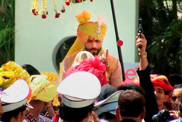 जी हां! रविवार को रविन्द्र जडेजा की शादी के दौरान जश्न में फायरिंग हुई. जिसमें एक या दो नहीं बल्कि कई राउंड गोलियां दागी गईं.