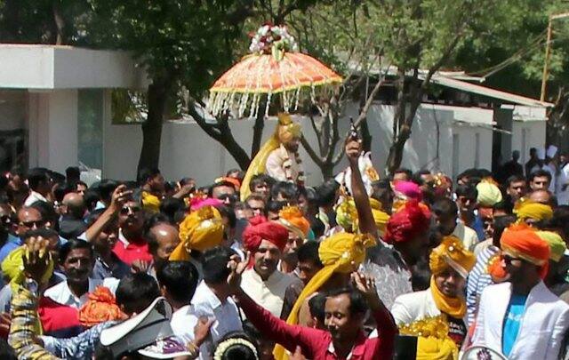 आपको बता दें कि इस मौंके पर रविन्द्र जडेजा फायरिंग करने वाले शख्स से महज कुछ इंच पर ही मौजूद थें. खबरों की मानें तो ये फायरिंग होटल से बरात के बाहर निकलते वक्त हुई. इस फायरिंग का वीडियो भी सामने आया है. इस वीडियो में दिख रहा है कि जब गोलियां चलाई जा रही हैं उस वक्त जडेजा की घोड़ी बिदक जाती है.
