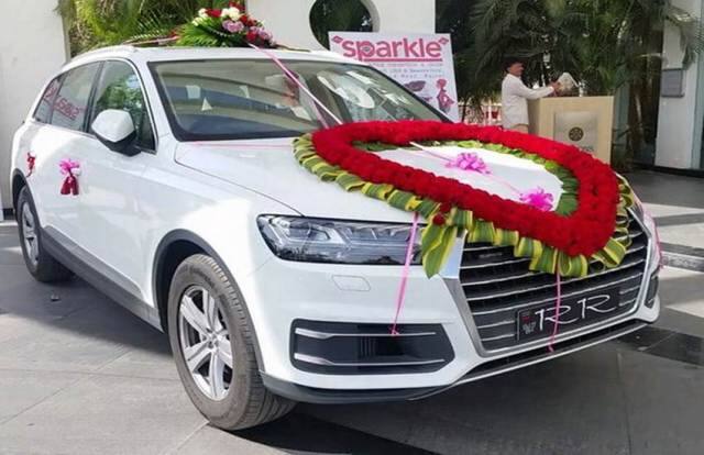 आपको बता दें कि रविंद्र जाडेजा को ससुराल से गिफ्ट के रुप में एक सफेद ऑडी-Q7 मिली है.