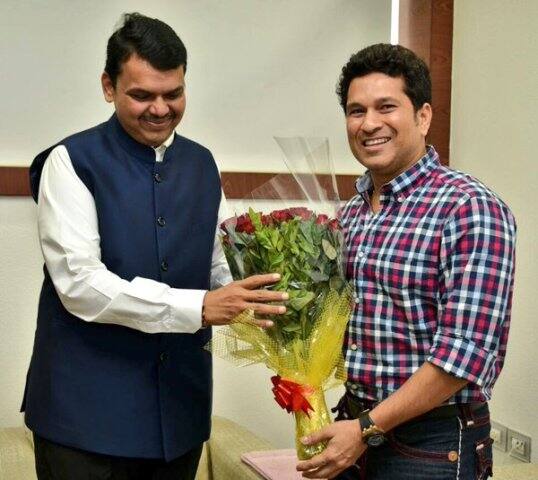 इसके मद्देनजर महाराष्ट्र के सीएम देवेंद्र फड़नवीस ने आज यानी गुरुवार को सचिन तेंदुलकर के साथ एक मुलाकात की.