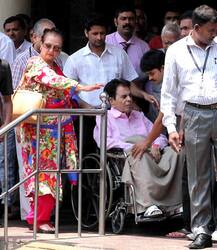 IN PICS: 'ट्रेजडी किंग' दिलीप कुमार को मिली अस्पताल से छुट्टी!