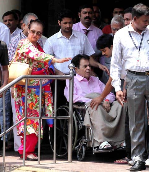 IN PICS: 'ट्रेजडी किंग' दिलीप कुमार को मिली अस्पताल से छुट्टी! IN PICS: 'ट्रेजडी किंग' दिलीप कुमार को मिली अस्पताल से छुट्टी!