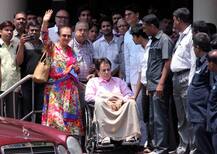 IN PICS: 'ट्रेजडी किंग' दिलीप कुमार को मिली अस्पताल से छुट्टी!