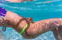 IN PICS: ...जब बीच समुद्र में लड़की के शरीर पर चिपके ऑक्टोपस!