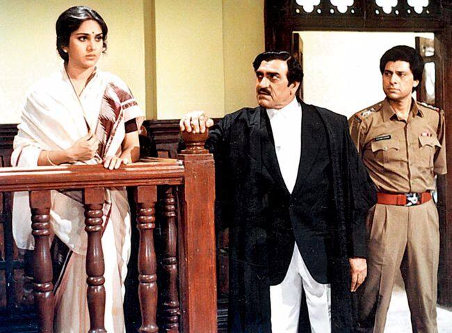 तारीख पर तारीख डायलॉग आज भी लोगों को खूब याद है. मीनाक्षी सरदेसाई 'दामिनी' फिल्म में अपनी नौकरानी को इंसाफ दिलाने के लिए अपने परिवार के खिलाफ चली जाती हैं