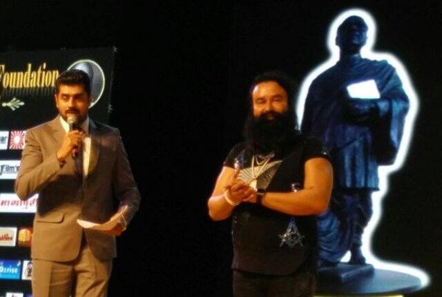 इसके साथ ही दादासाहब फाल्के फिल्म फाउंडेशन अवॉर्ड्स में ऋत्विक धनजानिया, मुकेश खन्ना सहित कई बॉलीवुड और टीवी स्टार्स भी पहुंचे थे.