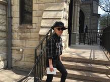 जब मर्दाना लुक में हाथों में फूल लिए नजर आईं लेडी गागा!