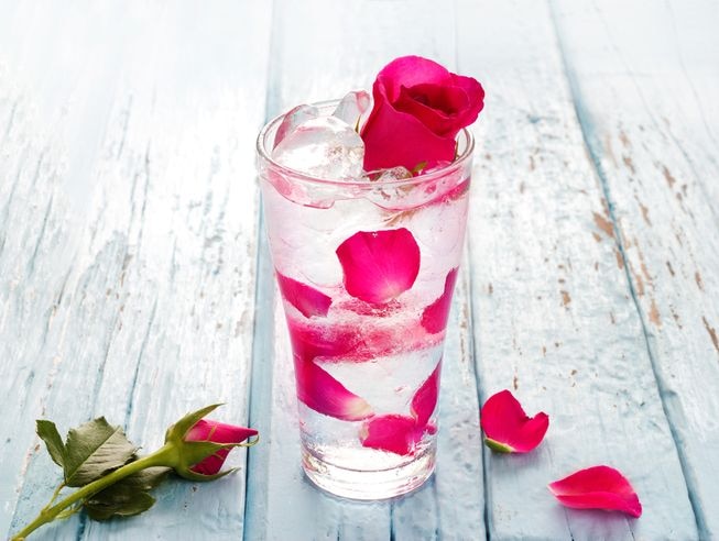 Rose Juice Acts As A Coolant For Stomach And Intestines गर्मी दूर करने के लिए घर में ही बनाएं हेल्दी गुलाब का शरबत!