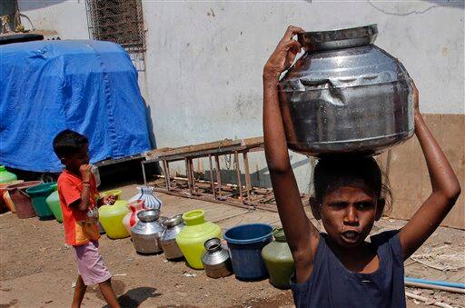 सूखे ने बच्चों को भी नहीं छोड़ा है. पानी इकट्ठा करती इस बच्ची के चेहरे पर दर्द साफ झलक रहा है.