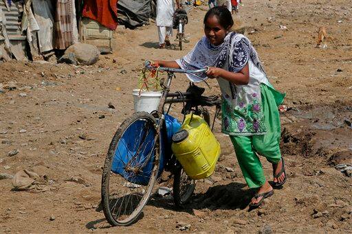 पानी के लिए महिलाओं का संघर्ष जारी है. सूखे से लड़ती यह महिला अपनी क्षमता से अधिक पानी ढो रही है.
