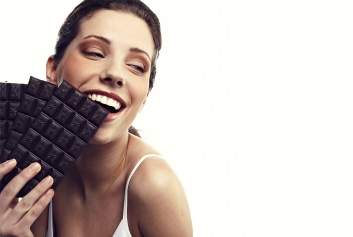 Eating Chocolates Can Help Relieve These Diseases इम्यून सिस्टम बढ़ाने से लेकर आंत के रोगों तक से बचा सकती है चॉकलेट!