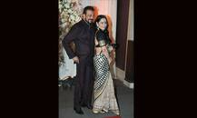 बिपाशा की शादी में खुद में मशरूफ दिखे संजय और मान्यता