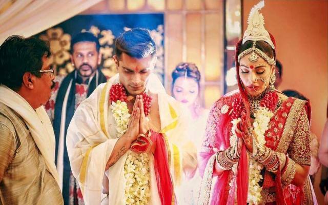 इससे पहले वो टीवी अभिनेत्री जेनिफर विंजेट और श्रद्धा निगम से शादी करने के बाद अलग हो चुके हैं.