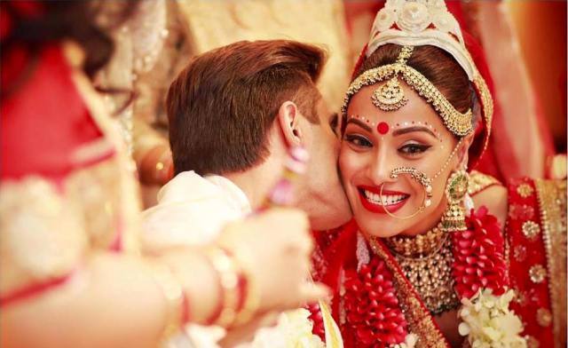आपको बता दें कि एक्ट्रेस बिपाशा बसु ने अपनी शादी की इन दिलकश तस्वीरों को सोशल मीडिया पर शेयर किया है.