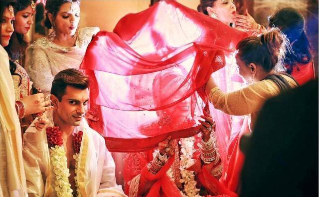 साल 2015 में टीवी एक्ट्रेस जेनिफर विंजेट से भी करण सिंह ग्रोवर का तलाक हो गया.