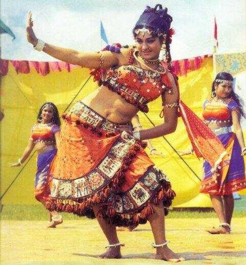 फिल्म 'गंगा जमुना' (1961) में उन्होंने चरित्र अभिनेत्री अजरा के बचपन की भूमिका निभाई थी और हेमंत कुमार के गीत 'इंसाफ की डगर पे बच्चों दिखाओ चलके' में अपने गुरुजी के साथ गा रहे बच्चों में भी वह शामिल हुईं.