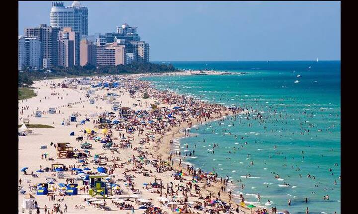 South Beach, Miami, Florida. ये बीच SoBe के नाम से मशहूर है. यहां की चका-चौंध भरी रातें देखने लायक होती हैं. जबर्दस्त आर्किटेक्चर, धमाकेदार म्युजिक और खूबसूरत महिलाओं की उपस्थिति के साथ यहां का माहौल शानदार हो जाता है.