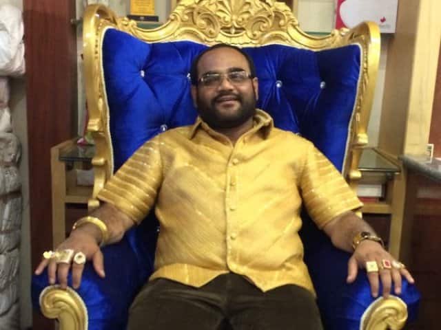पारेख बताते हैं कि सोने का बना होने के बाद भी यह शर्ट पूरी तरह लचीला है. यह पहनने में काफी आरामदायक है. इसकी निचली सतह कपड़े की है. इससे यह शरीर में चिपकता नहीं और किसी तरह से नुकसान भी नहीं पहुंचाता. यह धोया भी जा सकता है और साथ ही इसे रिपेयर भी किया जा सकता है. इस शर्ट के निर्माण पर आजीवन गारंटी मिली है.