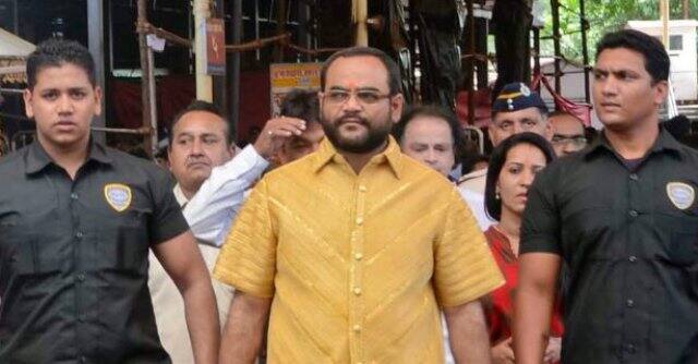 इसे तैयार करने के लिए 20 कारीगरों ने दो महीनों में 3200 घंटों तक काम किया. इस शर्ट को तैयार करने के लिए 18-22 कैरेट सोने का इस्तेमाल हुआ.