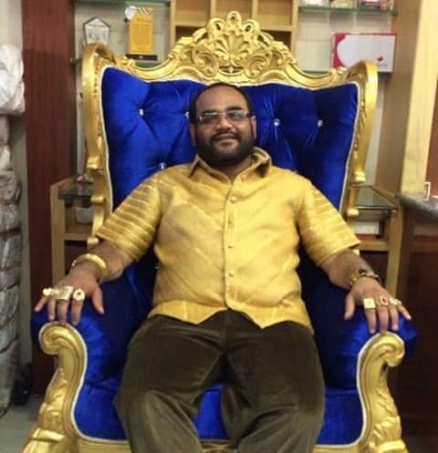 नासिक से करीब 70 किलोमीटर दूर येओला नगर परिषद के उपाध्यक्ष पंकज पारेख ने 2014 में अपने 45 वें जन्मदिन पर यह विशेष शर्ट बनवायी थी और इसके दो साल बाद, 98,35,099 रूपये की चार किलोग्राम सोने की शर्ट ने सबसे महंगी शर्ट होने का रिकॉर्ड बनाया है. पंकज पारेख ने ये शर्ट एक अगस्त 2014 को खरीदी थी. आपको बता दें कि शुद्ध सोने से बनी इस शर्ट के भीतरी हिस्से में कपड़े की बेहद महीन परत है.
