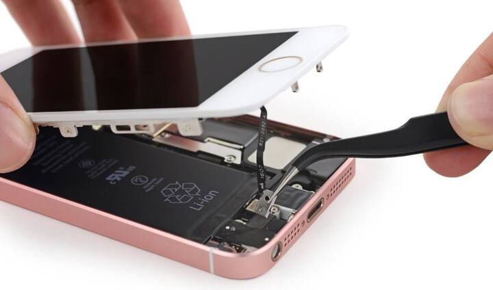 एपल की तरफ से टूटे और खराब हुए iPhone को नए जैसा बना कर उसे बेचने की रणनीति अब भारत में काम नहीं करेगी. टेलीकॉम मंत्रालय की तरफ से एपल के इस स्कीम पर रोक लगा दी गई है.